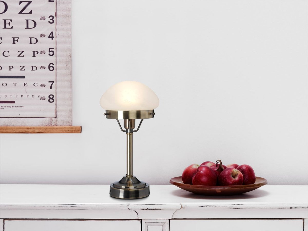 Mini Strindberg 30cm Latón antiguo lámpara de mesa De Cottex - Con su robusta construcción de metal y vidrio esmerilado, proporciona una luz suave y agradable, perfecta para la mesita de noche o como un elegante detalle de decoración en la sala de estar.