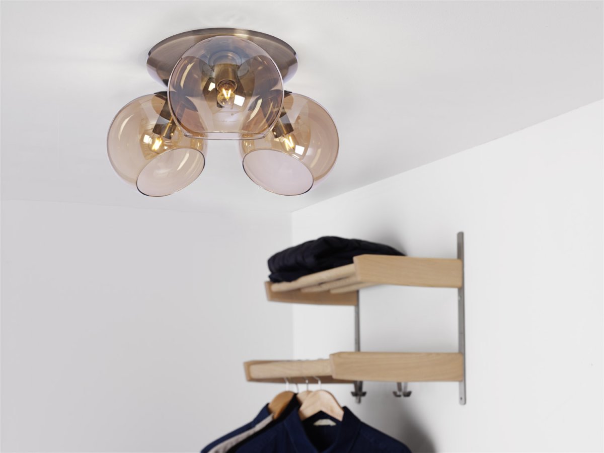 Capella Ø37 Latón antiguo plafón De Cottex - La l&aacute;mpara de techo Capella en lat&oacute;n antiguo con tres esferas de cristal de color &aacute;mbar proporciona una luz suave y c&aacute;lida.