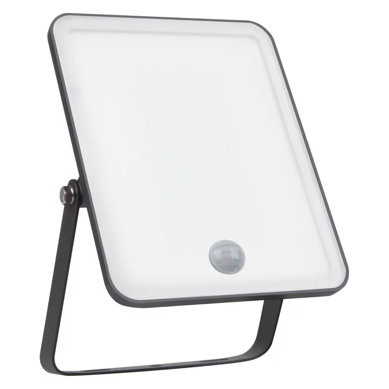 Floodlight Essential Sensor 30W Negro lámpara de exterior De Osram - Gracias al sensor de movimiento y luz diurna integrado, la luz se enciende autom&aacute;ticamente al detectar movimiento y se adapta a las condiciones de iluminaci&oacute;n, maximizando el ahorro energ&eacute;tico.