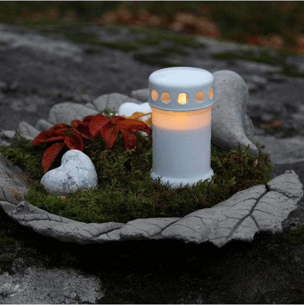 LED Vela Para Tumba Serene Blanco De Star Trading - Una hermosa vela de tumba en color blanco con un hermoso brillo que brilla en la oscuridad.