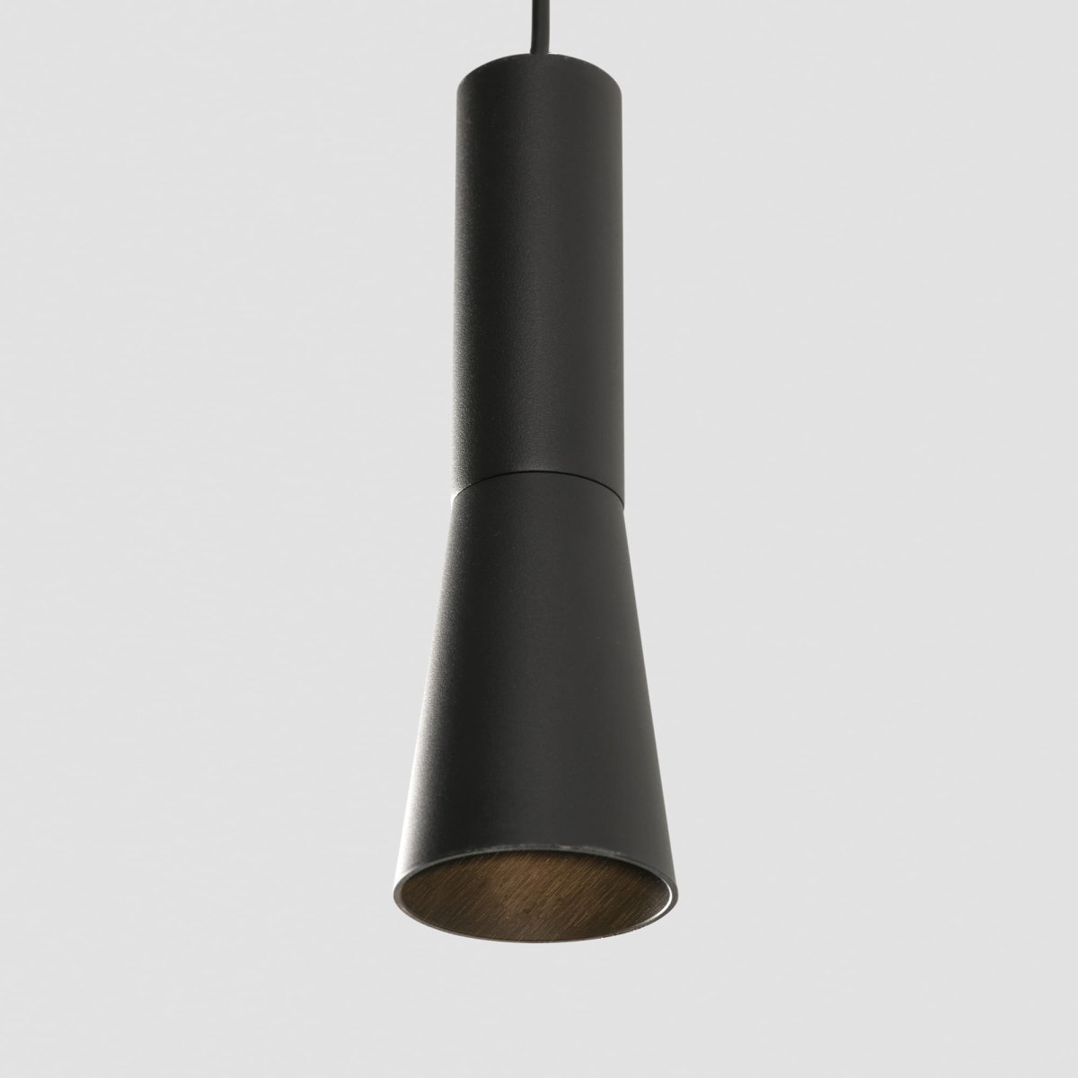 Nina Ø4 Negro Lámpas de techo De Faro Barcelona - Nina es una l&aacute;mpara colgante negra con tecnolog&iacute;a LED integrada y un dise&ntilde;o elegante y minimalista.