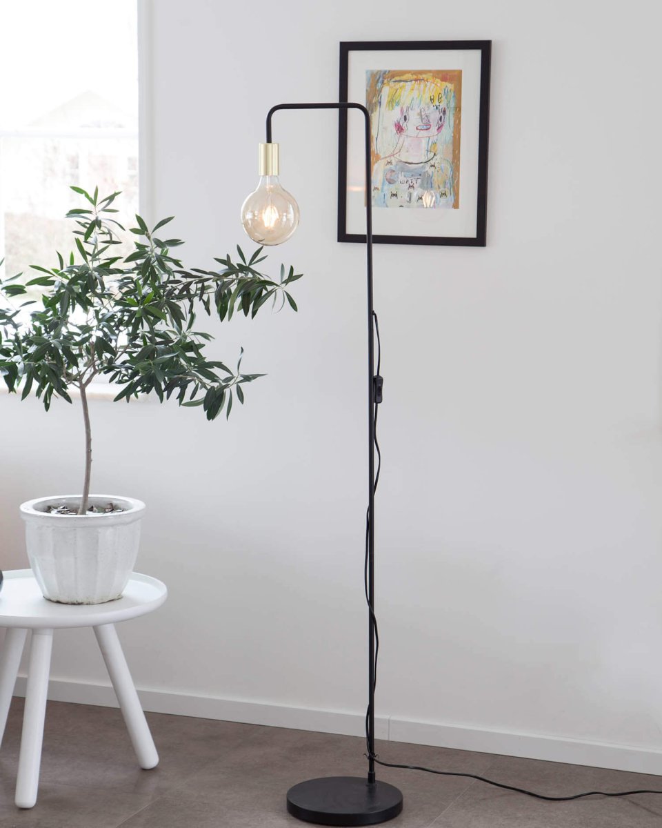 Fondi Negro lámpara de pie De By Rydéns - La lámpara de pie tiene una altura de 151 cm y tú mismo puedes añadir la fuente de luz del tamaño adecuado.