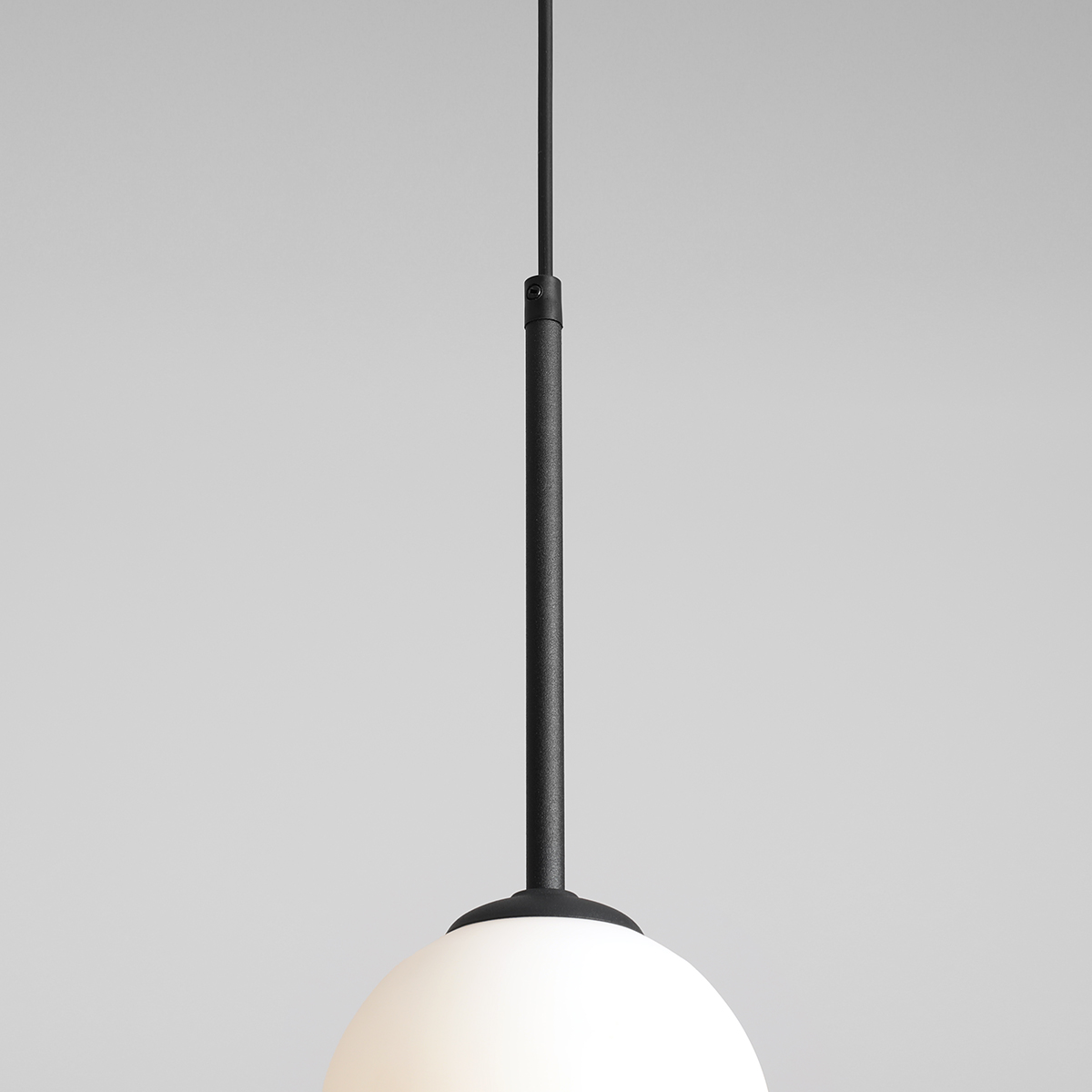 Bosso Ø14 Negro Lámpas de techo De Artera - La lámpara emite una luz suave y agradable y por lo tanto es ideal para colocarla encima de la mesa del comedor, en el pasillo o en la sala de estar.