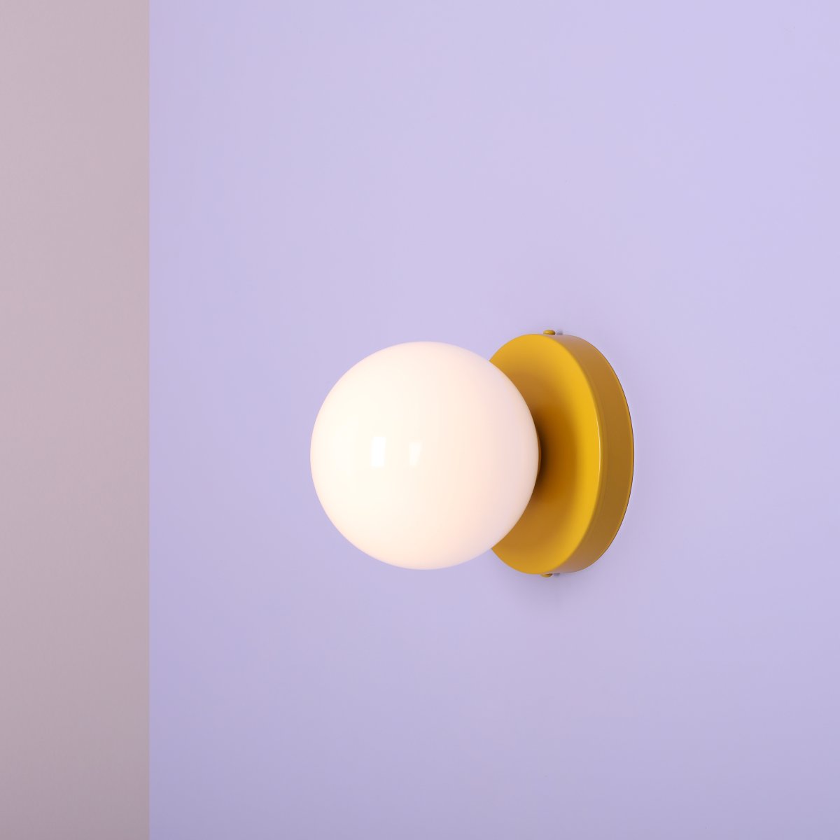 Ball Ø15 Mostaza lámpara de pared De Artera - Gracias a su diseño minimalista, la lámpara se integra a la perfección en interiores modernos y clásicos, a la vez que proporciona una luz eficaz que mejora la atmósfera de la habitación.