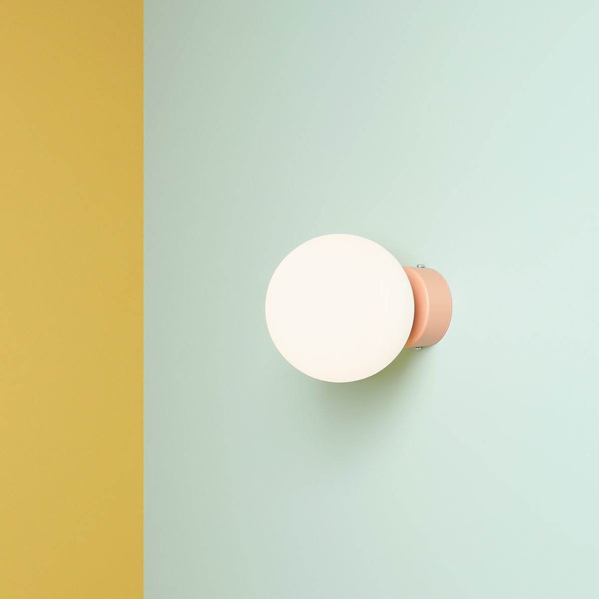 Ball Ø15 Coral lámpara de pared De Artera - Gracias a su diseño minimalista, la lámpara se integra a la perfección en interiores modernos y clásicos, a la vez que proporciona una luz eficaz que mejora la atmósfera de la habitación.