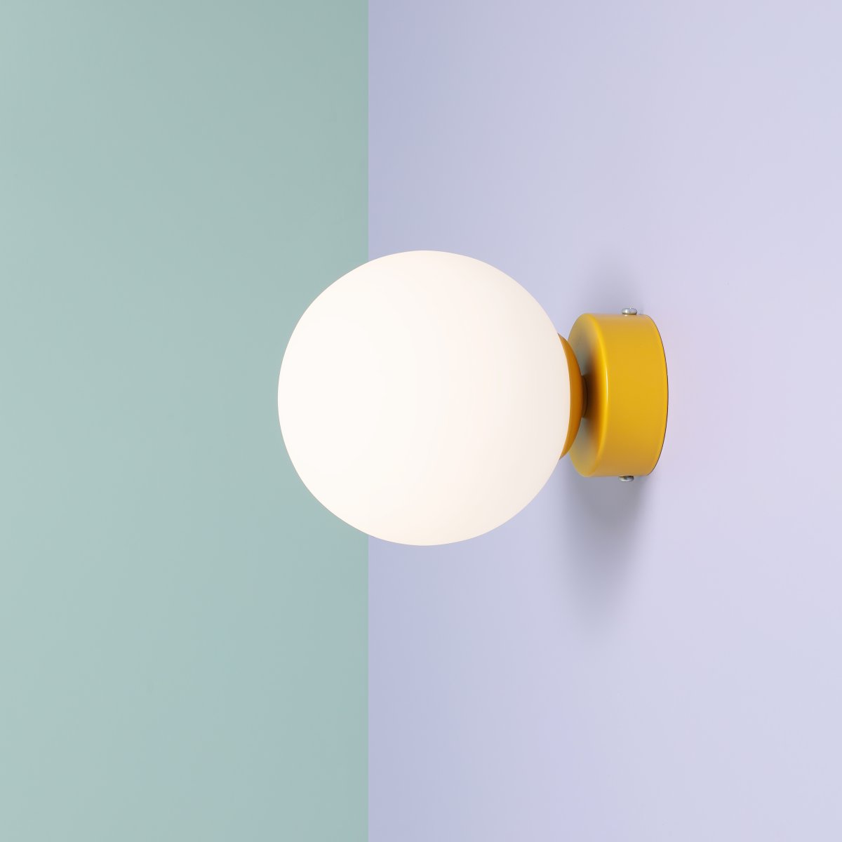 Ball Ø15 Mostaza lámpara de pared De Artera - Gracias a su diseño minimalista, la lámpara se integra a la perfección en interiores modernos y clásicos, a la vez que proporciona una luz eficaz que subraya la atmósfera de la habitación.