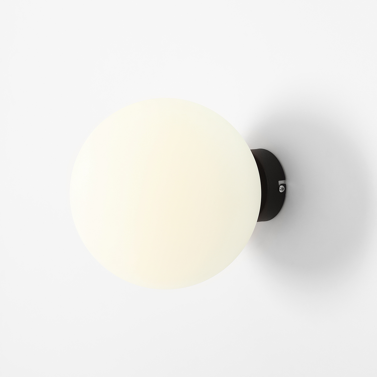Ball Ø20 Negro lámpara de pared De Artera - Con su forma esférica simple y elegante, proporciona una luz suave y atmosférica que crea una atmósfera cálida y acogedora en cualquier habitación.