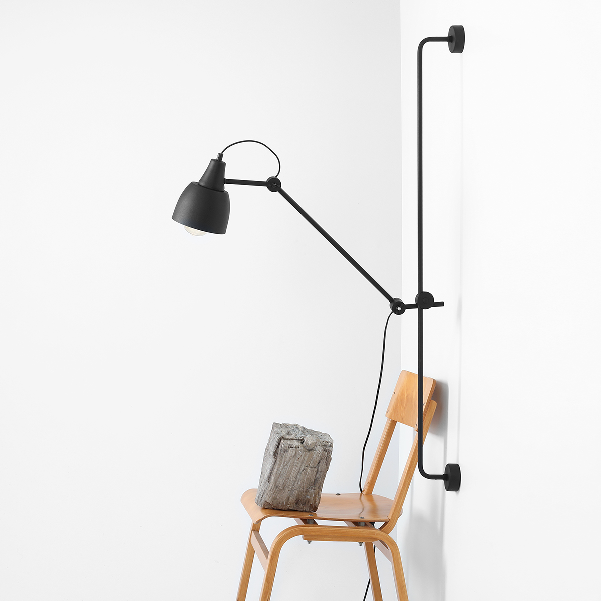Dron 113cm Negro lámpara de pared De Artera - Gracias a su diseño simple pero elegante, la lámpara combina perfectamente con una variedad de estilos de interior al tiempo que proporciona una iluminación práctica y eficaz para todas las ocasiones.