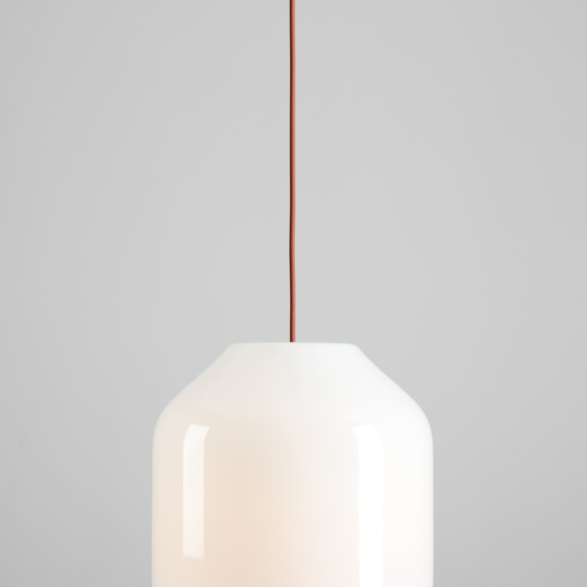 Flask Ø27 Terracota Lámpas de techo De Artera - Su pantalla de cristal opalino de generosas dimensiones, con un diámetro de 27 cm, proporciona una luz suave y agradable, creando un ambiente acogedor.