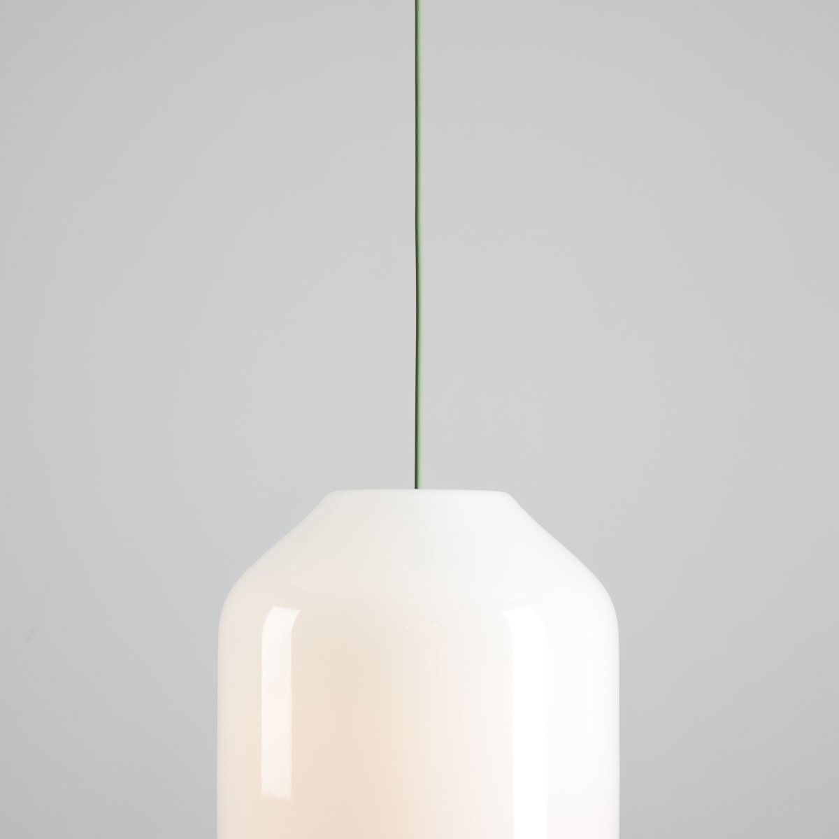 Flask Ø27 Verde Lámpas de techo De Artera - Su pantalla de cristal opalino de generosas dimensiones, con un diámetro de 27 cm, proporciona una luz suave y agradable, creando un ambiente acogedor.