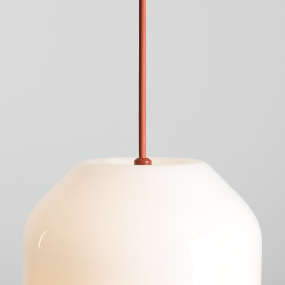 Flask Ø18 Terracota Lámpas de techo De Artera - Su pantalla redonda de cristal opalino proporciona una luz suave y agradable, creando un ambiente acogedor.