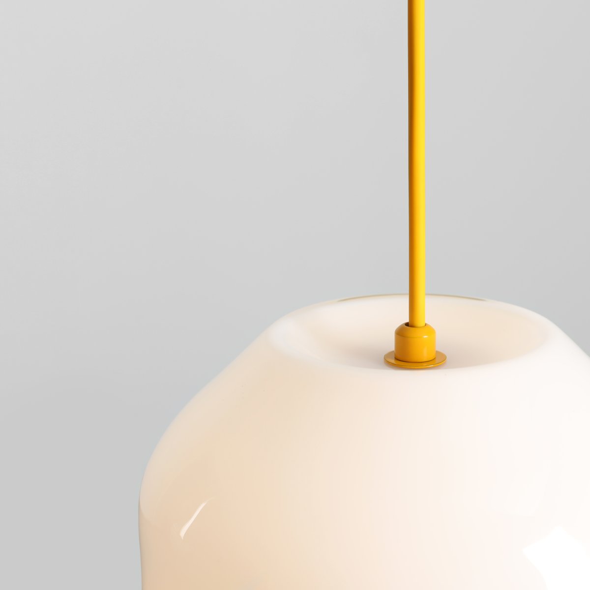 Flask Ø18 Amarillo Lámpas de techo De Artera - Flask es una elegante lámpara colgante que combina formas suaves con una paleta de colores moderna.