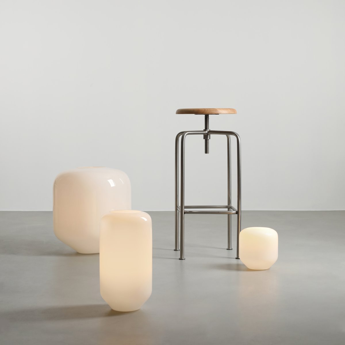Flask 36cm Blanco/verde lámpara de mesa De Artera - Su pantalla alta y redonda de cristal opalino proporciona una luz suave y agradable, creando un ambiente cálido y acogedor.