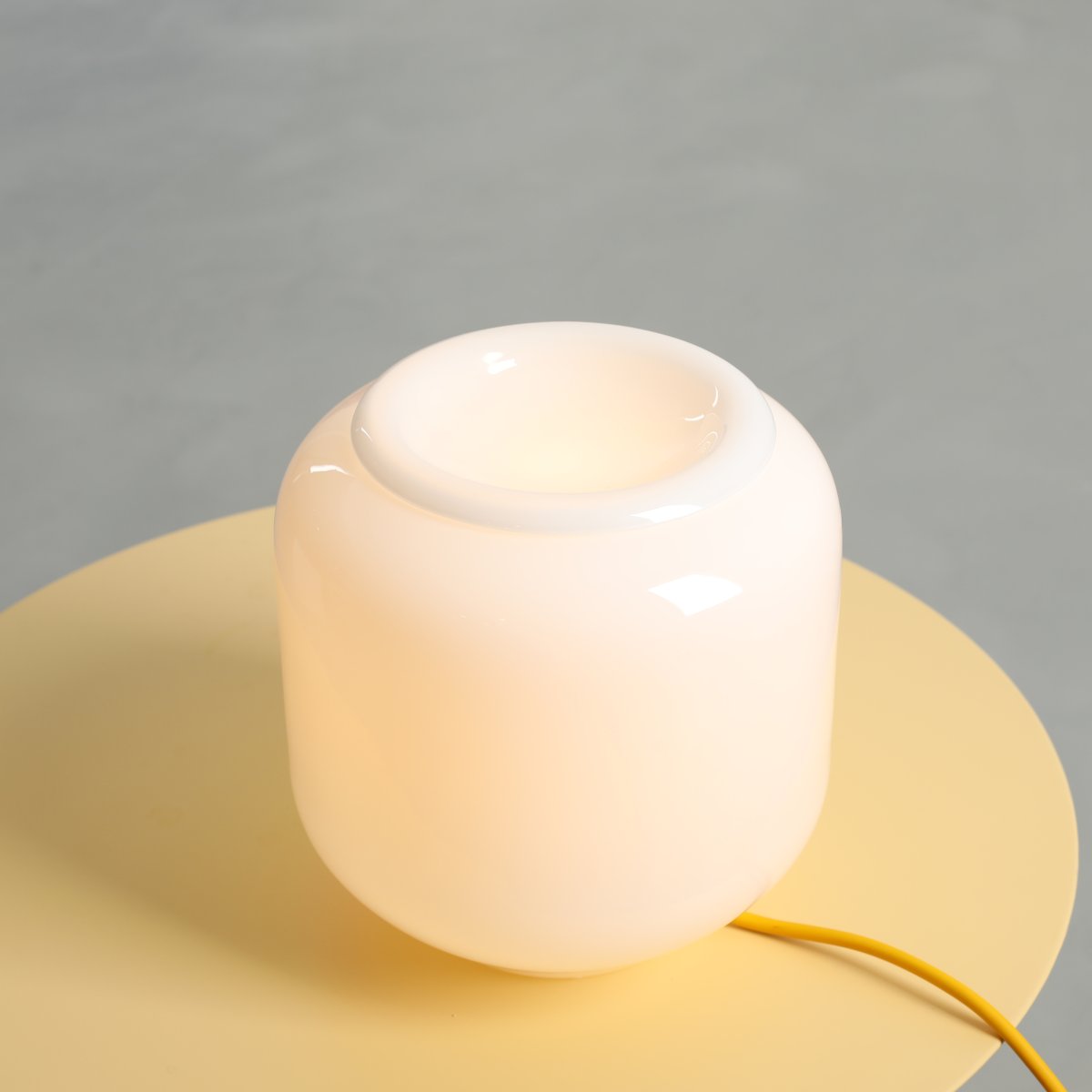 Flask 18cm Blanco/amarillo lámpara de mesa De Artera - La elegante lámpara de mesa Flask destaca por sus formas suaves y redondeadas y su moderna paleta de colores.
