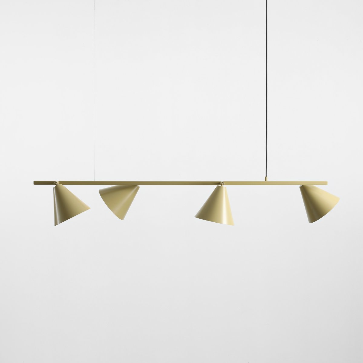 Form 120cm Pistacho Lámpas de techo De Artera - Form es ideal sobre la mesa del comedor o en la cocina, donde no solo proporciona una iluminación funcional, sino que también se convierte en un elemento de diseño elegante.