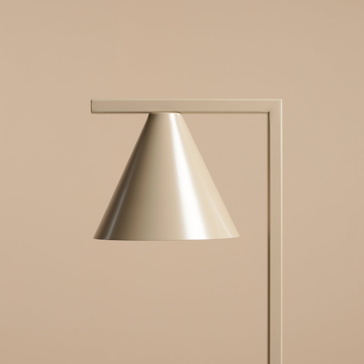 Form 40cm Beige lámpara de mesa De Artera - Gracias a su diseño atemporal y su color sutil, la lámpara se integra a la perfección en varios estilos de interior, al tiempo que añade un toque sofisticado y moderno a la habitación.
