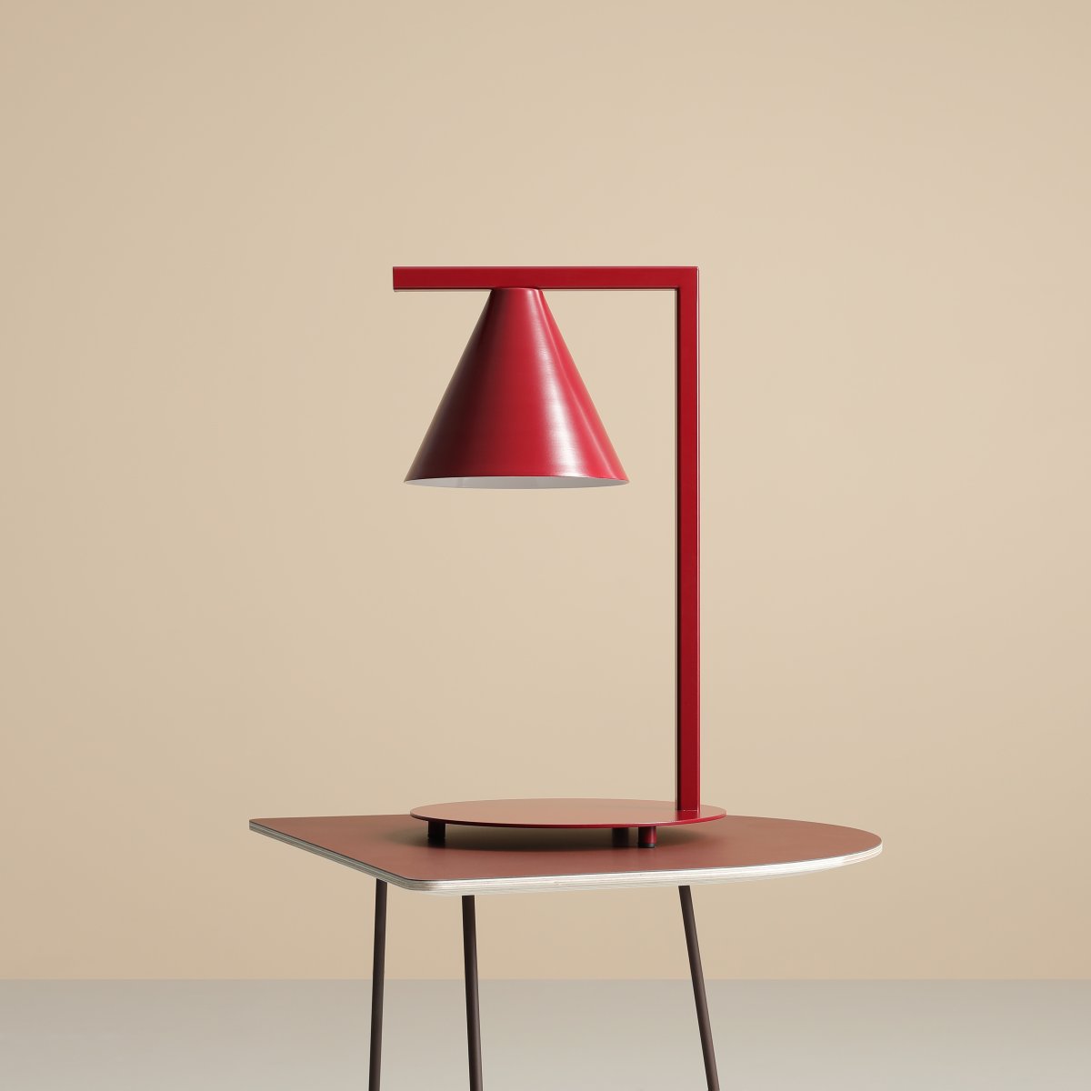 Form 40cm borgoña lámpara de mesa De Artera - Gracias a su diseño atemporal y su color sutil, la lámpara se integra a la perfección en varios estilos de interior, al tiempo que añade un toque sofisticado y moderno a la habitación.