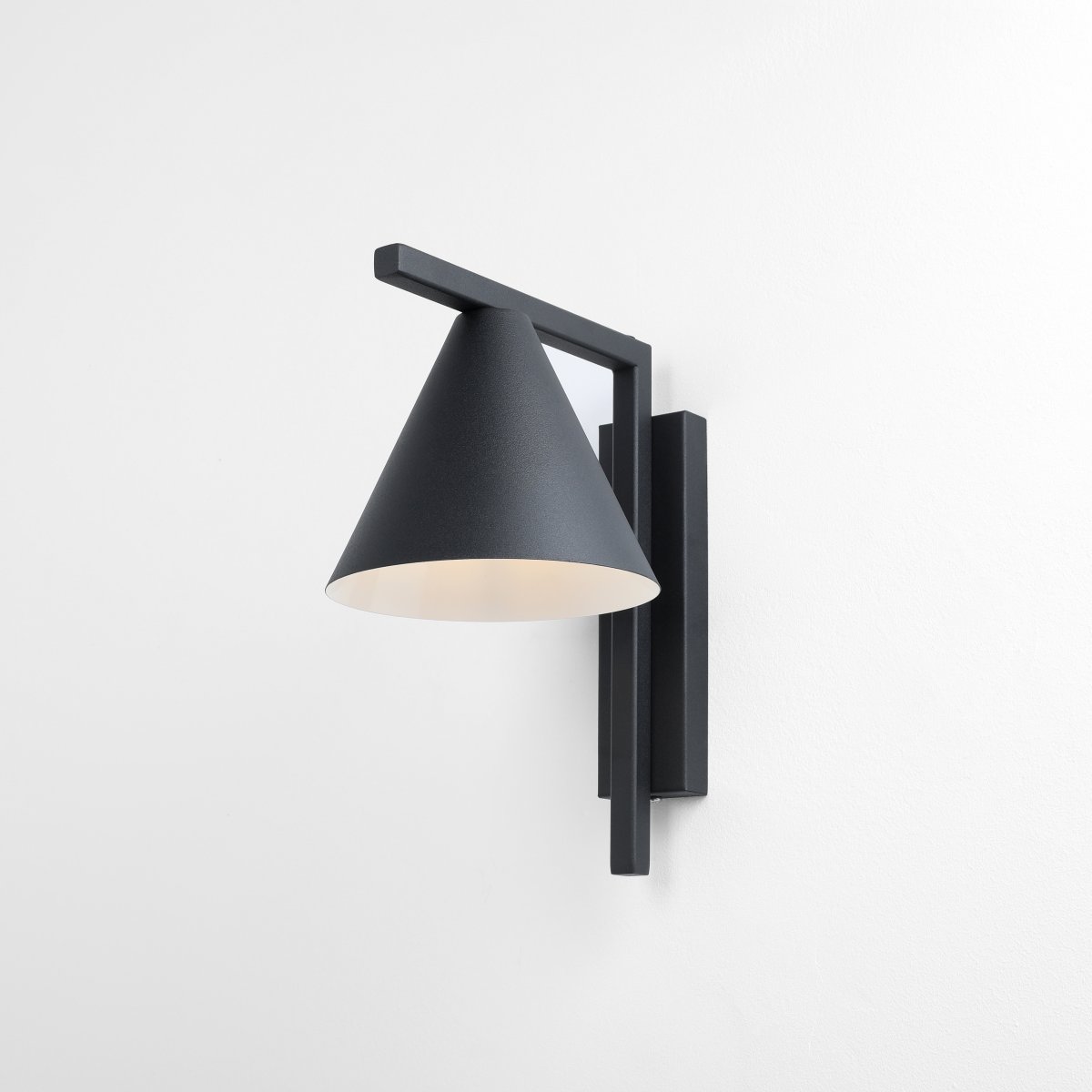Form 23cm Negro lámpara de pared De Artera - Gracias a su dise&ntilde;o atemporal y su color sutil, la l&aacute;mpara se integra a la perfecci&oacute;n en varios estilos de interior, al tiempo que a&ntilde;ade un toque sofisticado y moderno a la habitaci&oacute;n.