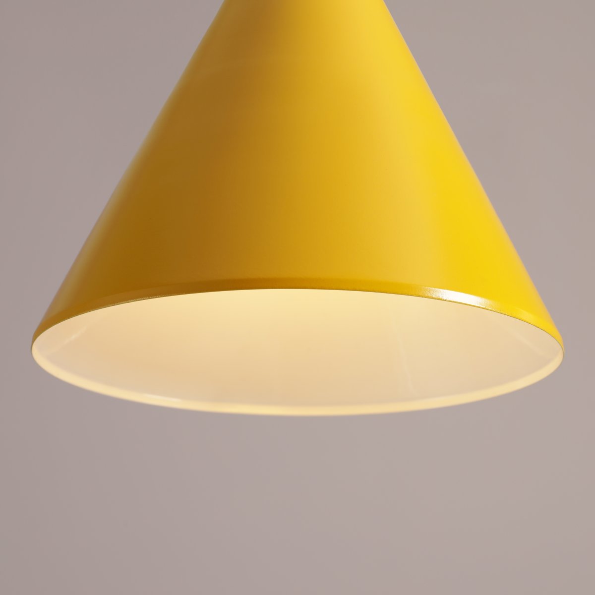 Form Ø24 Mostaza Lámpas de techo De Artera - Gracias a su diseño atemporal y su color sutil, la lámpara se integra a la perfección en varios estilos de interior, al tiempo que añade un toque sofisticado y moderno a la habitación.
