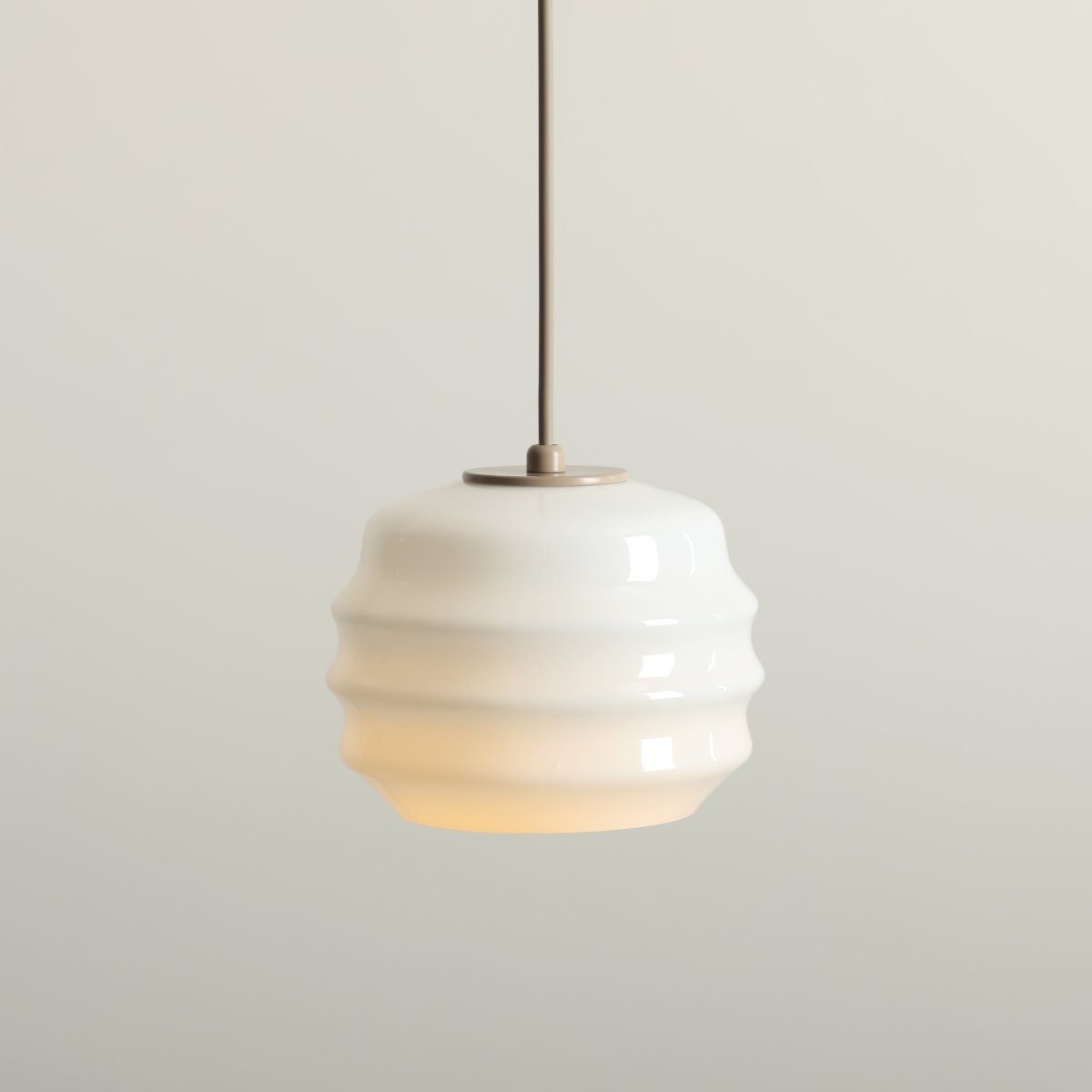 Puff Ø16 Beige Lámpas de techo De Artera - Su pantalla decorativa de cristal opalino blanco cautiva con su forma curva, otorgándole un aspecto a la vez divertido y sofisticado.