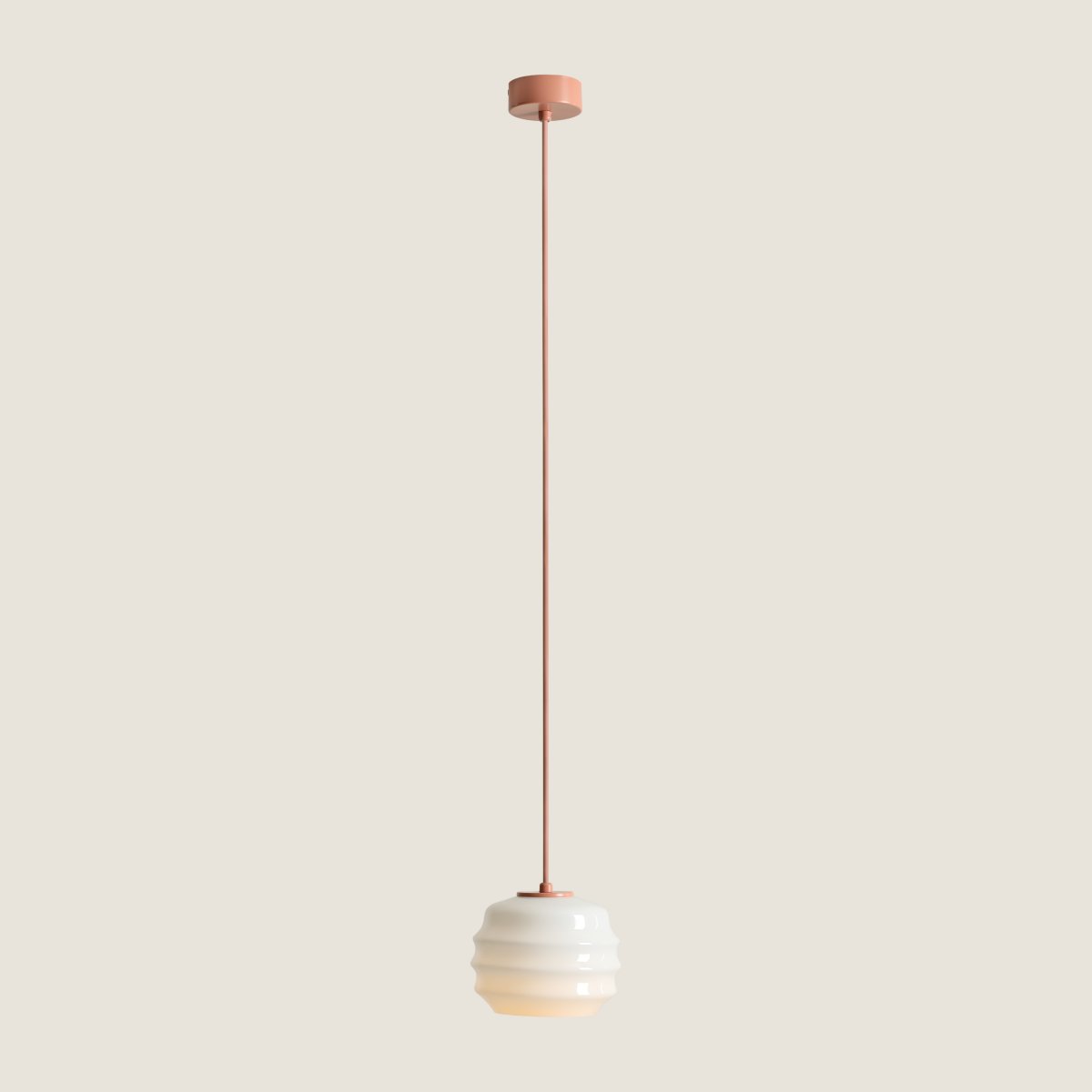 Puff Ø16 Coral Lámpas de techo De Artera - La pantalla decorativa de cristal opalino blanco tiene un diseño ondulado que le confiere un aspecto a la vez divertido y sofisticado.