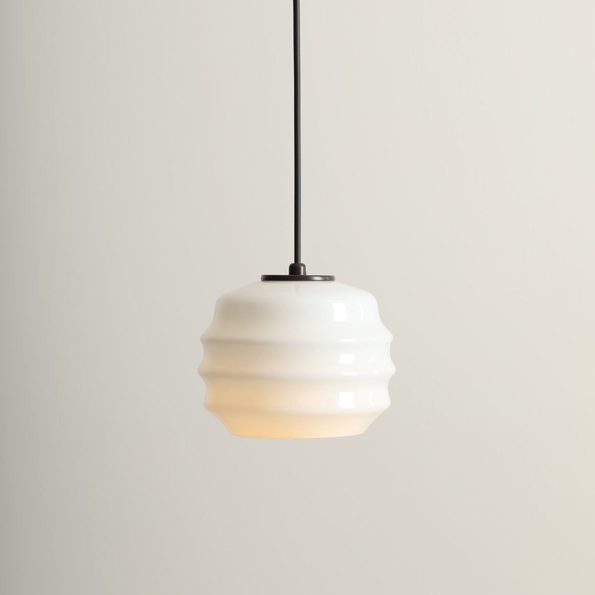 Puff Ø16 Marrón oscuro Lámpas de techo De Artera - Su pantalla decorativa de cristal opalino blanco cautiva con su forma curva, otorgándole un aspecto a la vez divertido y sofisticado.