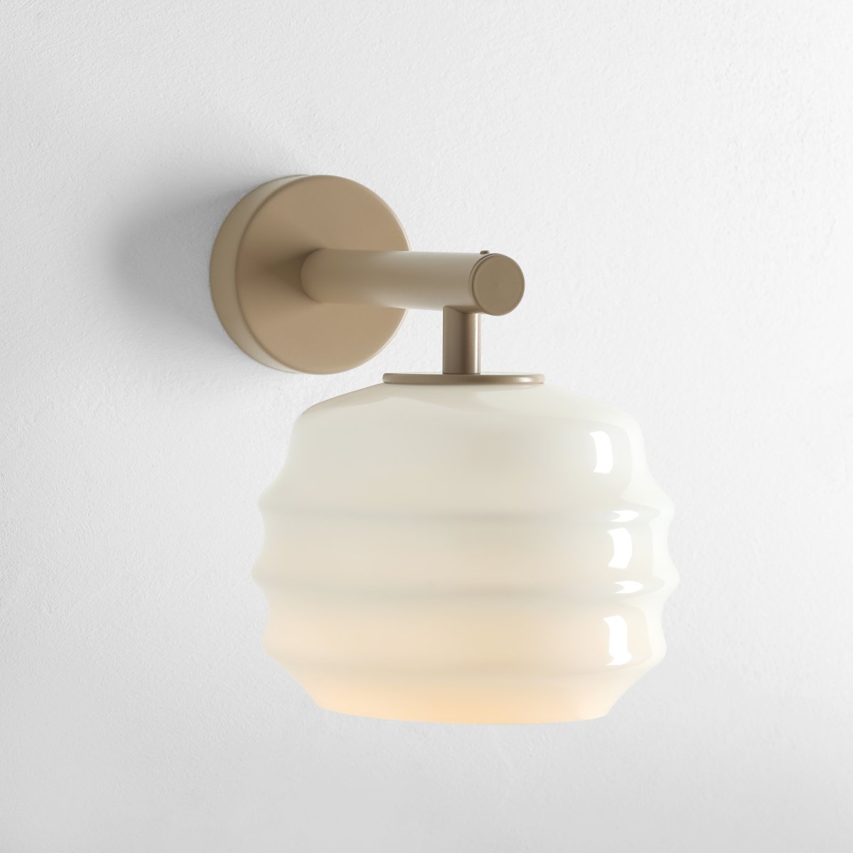 Puff 23cm Beige lámpara de pared De Artera - Su pantalla decorativa de cristal opalino blanco destaca por su forma curva, que le confiere un aspecto a la vez divertido y sofisticado.