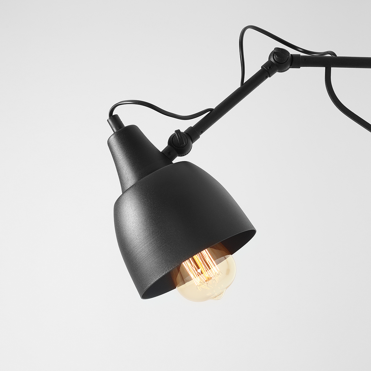 Soho 50cm Negro lámpara de pared De Artera - La lámpara presenta un elegante marco de metal negro mate con recubrimiento de polvo y emite una luz suave y cálida que crea una atmósfera acogedora en cualquier habitación.