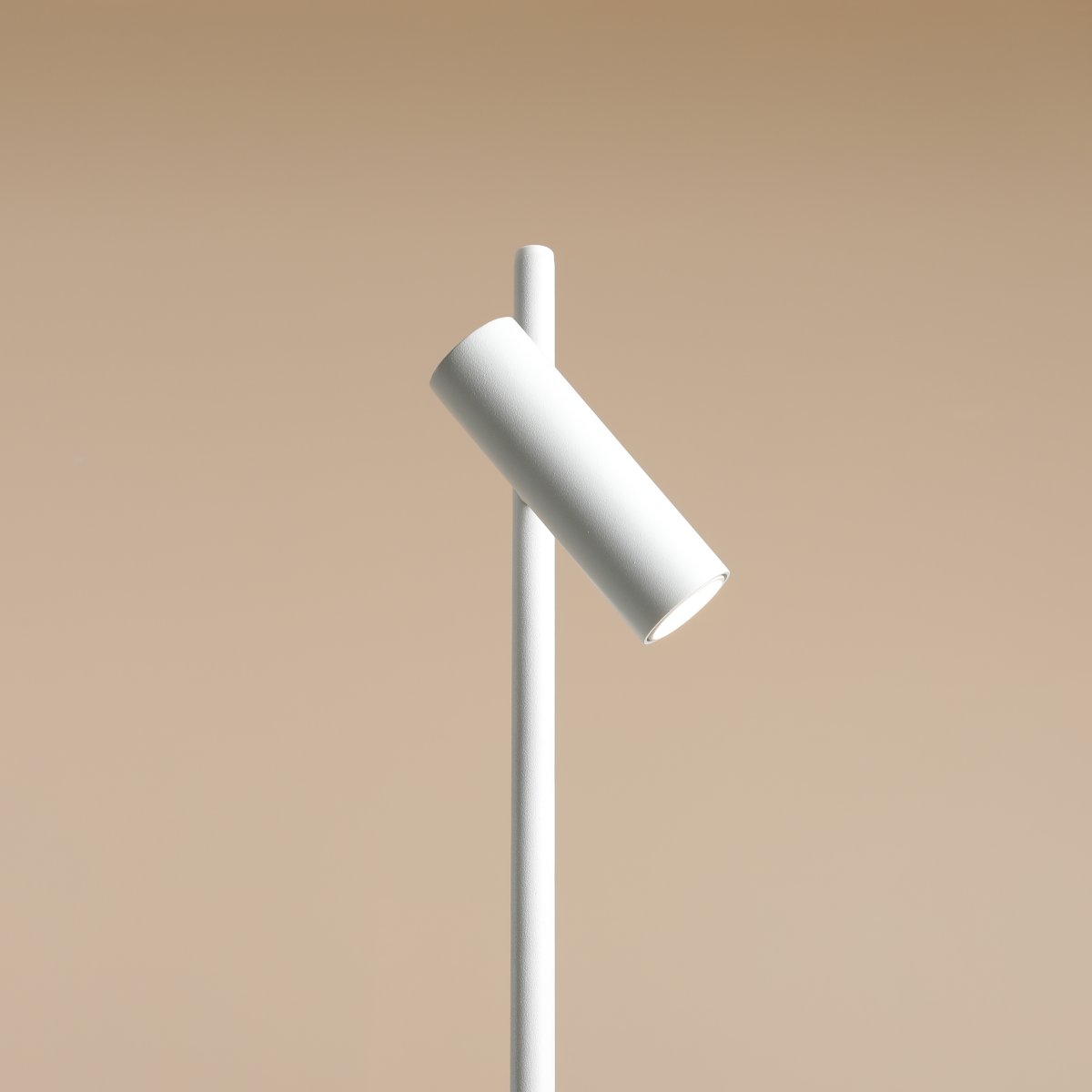 Trevo 54cm Blanco lámpara de escritorio De Artera - La lámpara de mesa Trevo está fabricada en metal y ofrece un diseño moderno y funcional.