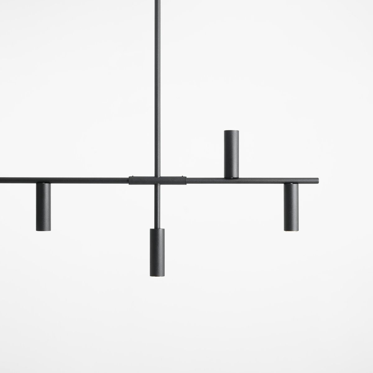 Trevo 145cm Negro Lámpas de techo De Artera - Trevo, con un acabado negro mate, es una lámpara de techo minimalista que distribuye la luz a través de seis fuentes de luz orientadas hacia abajo, mientras que un solo tubo dirige la luz hacia arriba para romper el patrón.