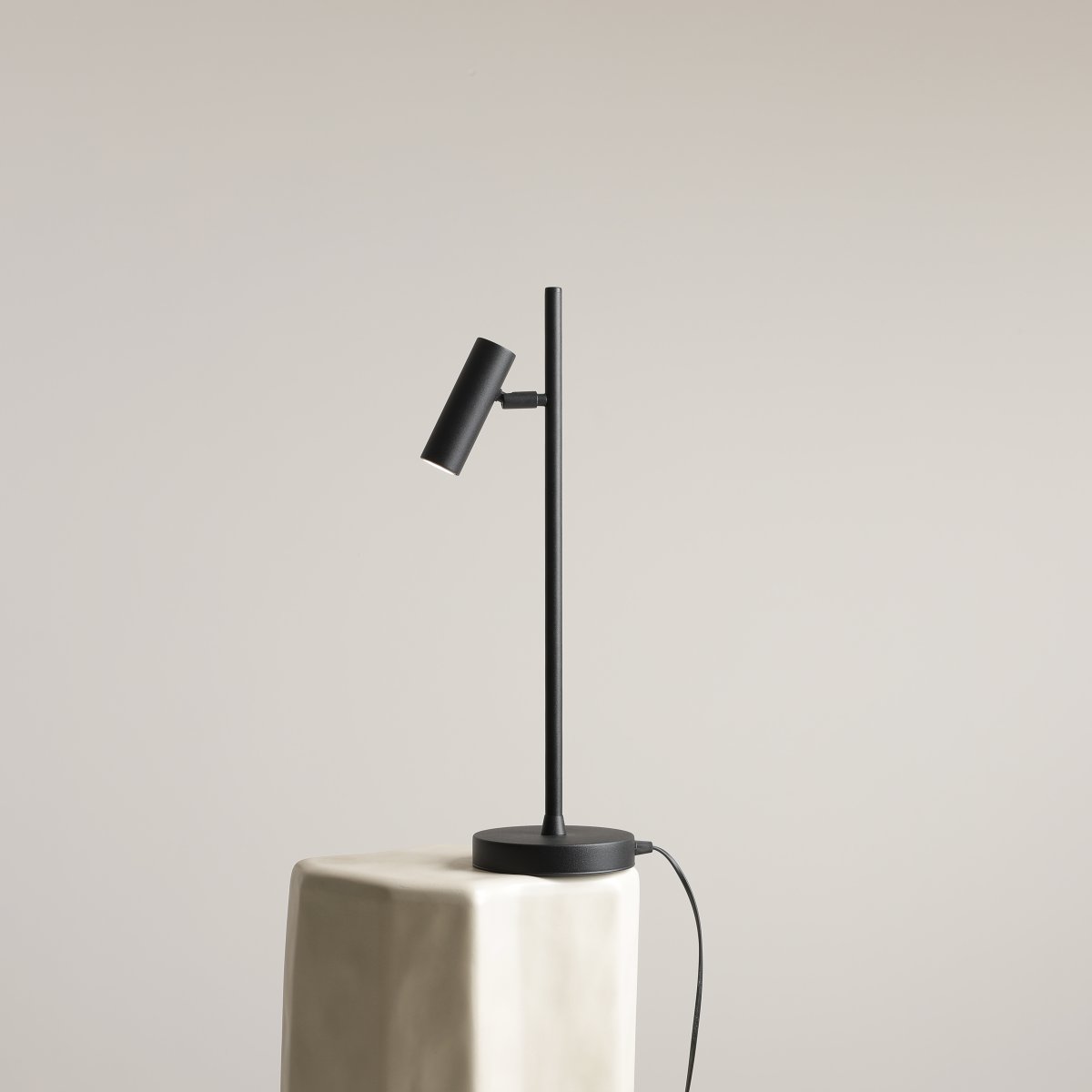 Trevo 54cm Negro lámpara de escritorio De Artera - La lámpara de mesa Trevo está fabricada en metal y ofrece un diseño moderno y funcional.