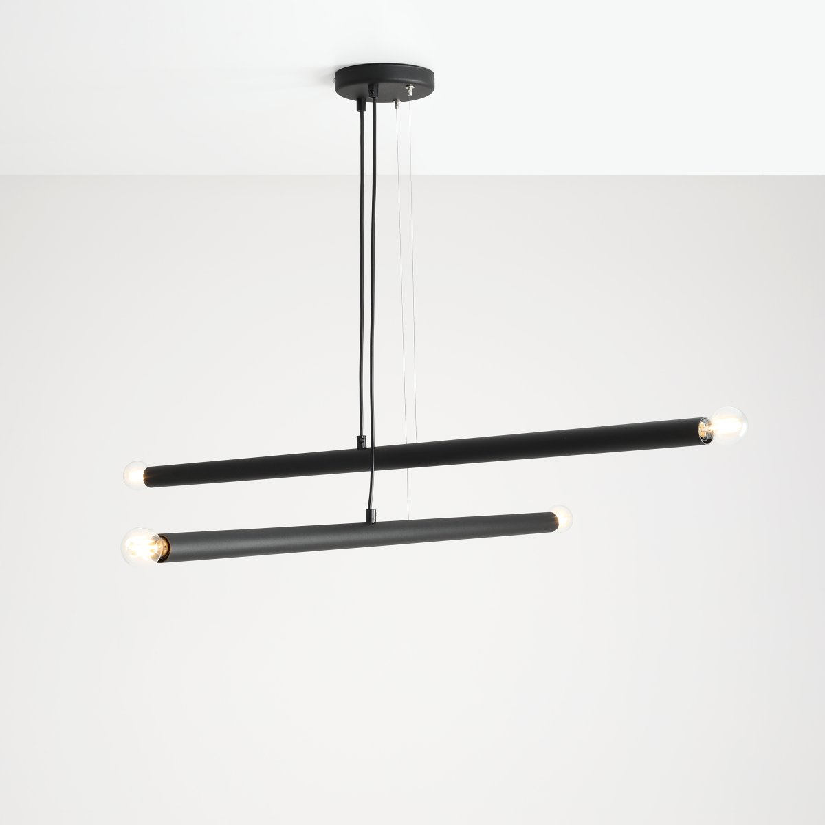 Tubo 4 100cm Negro Lámpas de techo De Artera - Cada tubo mide 100 cm de largo, 3,2 cm de diámetro y cuenta con una fuente de luz en cada extremo.