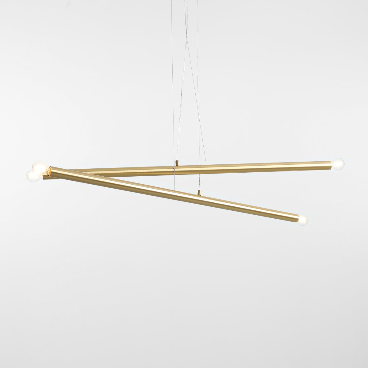 Tubo 4 100cm Latón Lámpas de techo De Artera - La lámpara consta de dos tubos metálicos delgados con un elegante acabado en latón, colocados en diferentes ángulos para crear un aspecto dinámico y ligero.