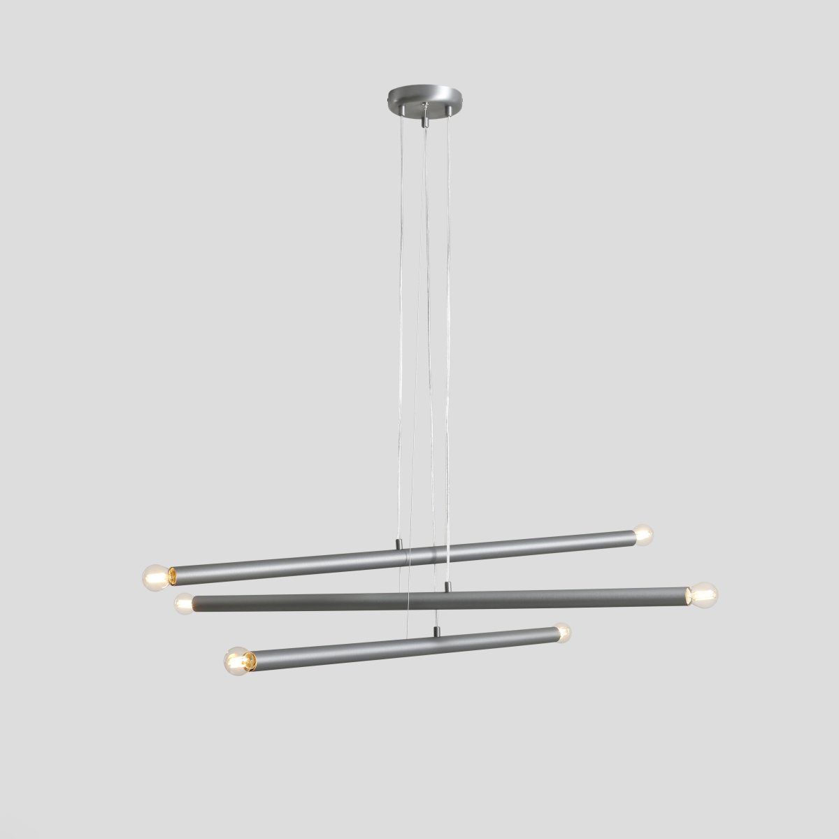 Tubo 6 100cm Acero Lámpas de techo De Artera - Est&aacute; compuesta por tres tubos met&aacute;licos delgados con un elegante acabado en acero, dispuestos a diferentes alturas y &aacute;ngulos para crear un aspecto din&aacute;mico y ligero.