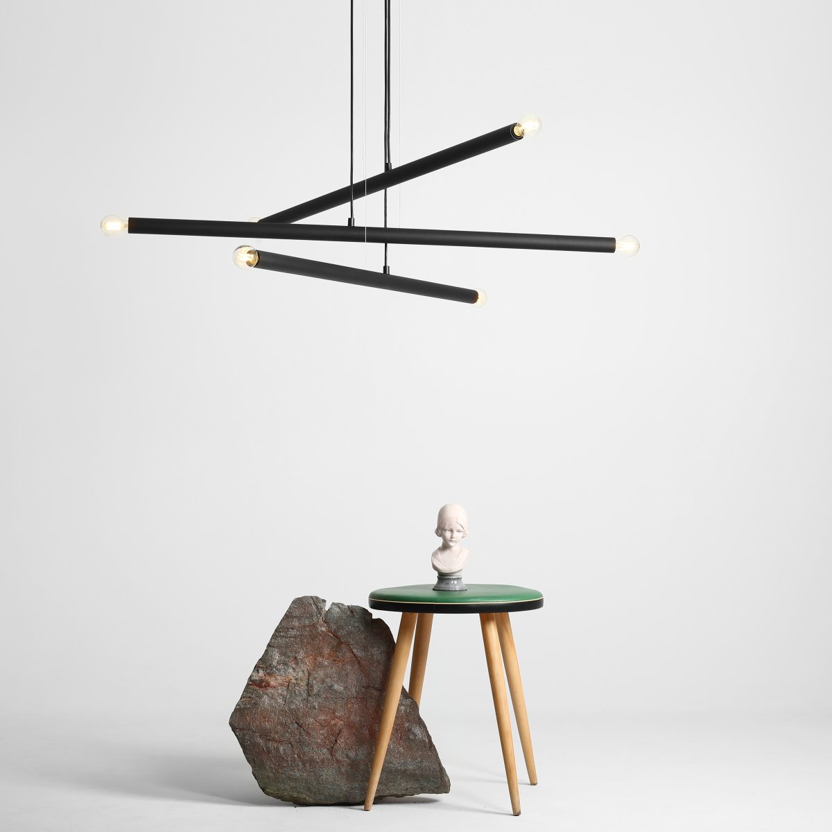 Tubo 6 100cm Negro Lámpas de techo De Artera - Cada tubo mide 100 cm de largo, 3,2 cm de diámetro y cuenta con una fuente de luz en ambos extremos.