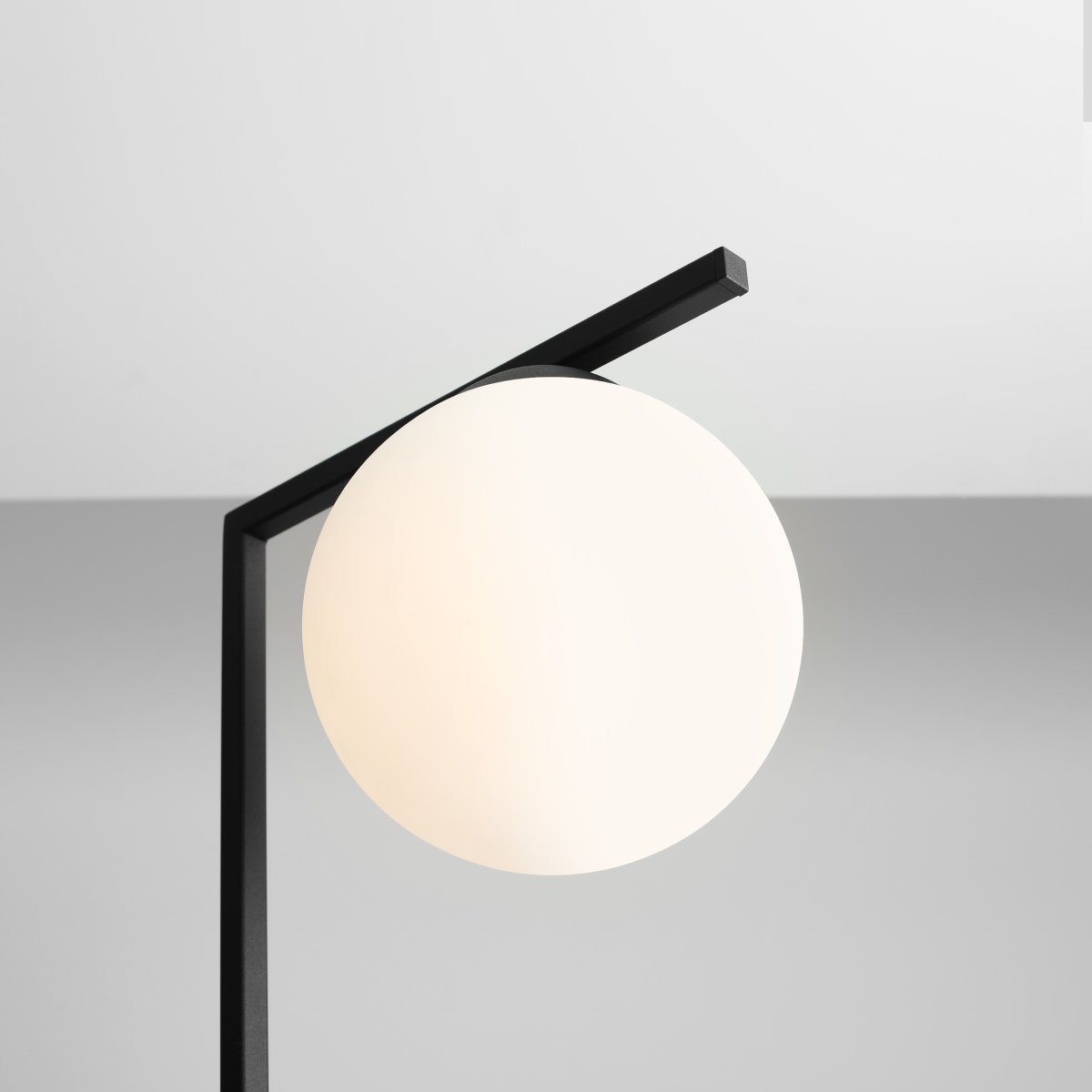 Zac Negro lámpara de pie De Artera - Coloque la lámpara de pie Zac en la sala de estar o en el rincón de lectura para obtener una solución de iluminación sutil pero elegante.