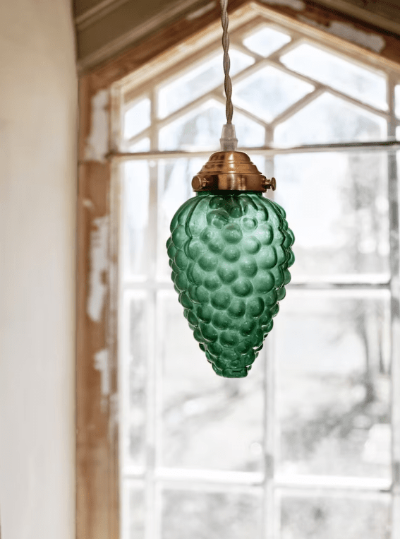Druva Ø10 Verde lámpara de ventana De Strömshaga - Con su elegante combinación de vidrio verde y forma de uva, así como un portalámparas de latón, la lámpara de techo Druva crea una atmósfera acogedora y elegante.