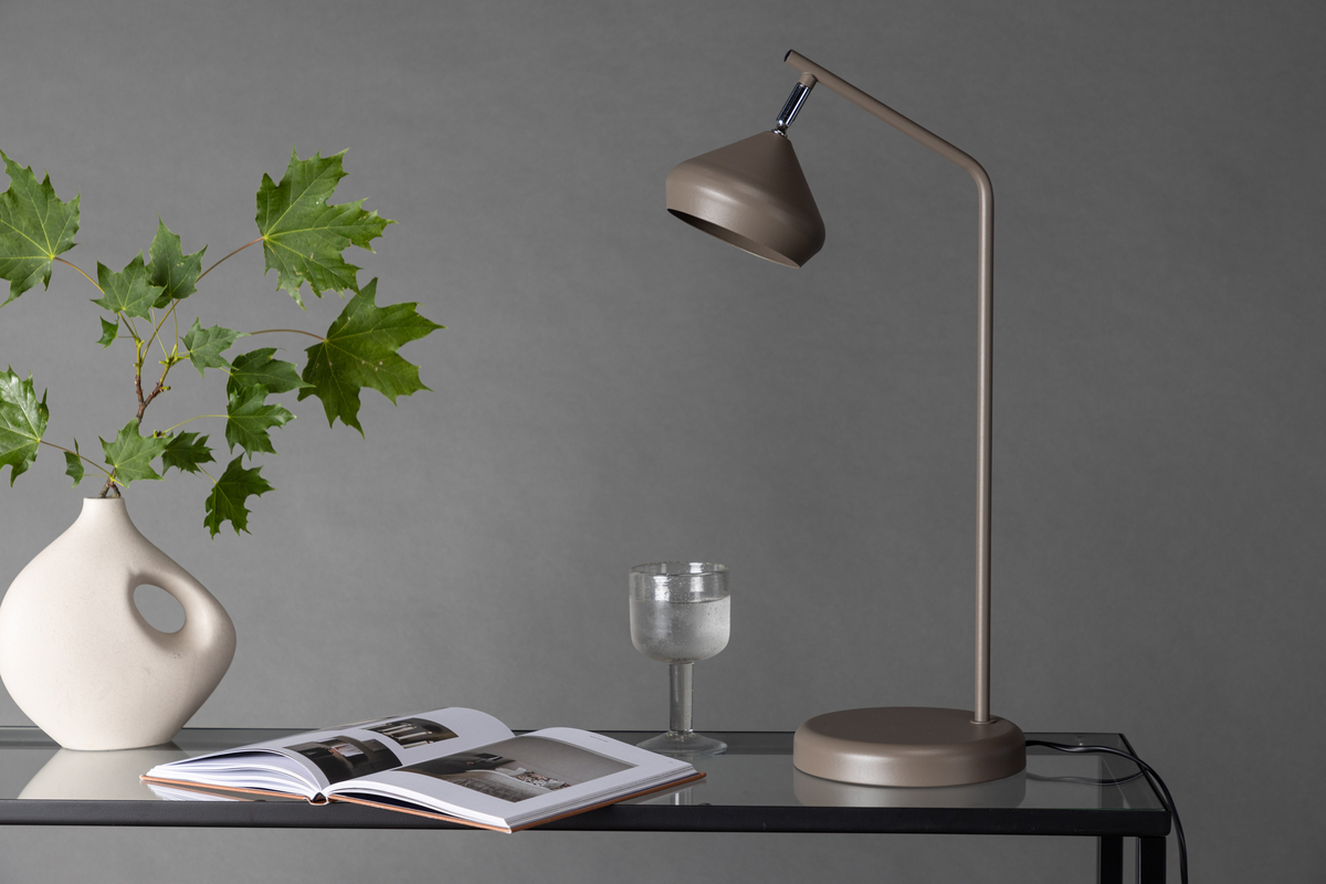 Isaberg 52cm Ante lámpara de escritorio De Venture Design - Deje que la lámpara de mesa marrón Isberg ilumine su hogar con su brillo cálido y acogedor.