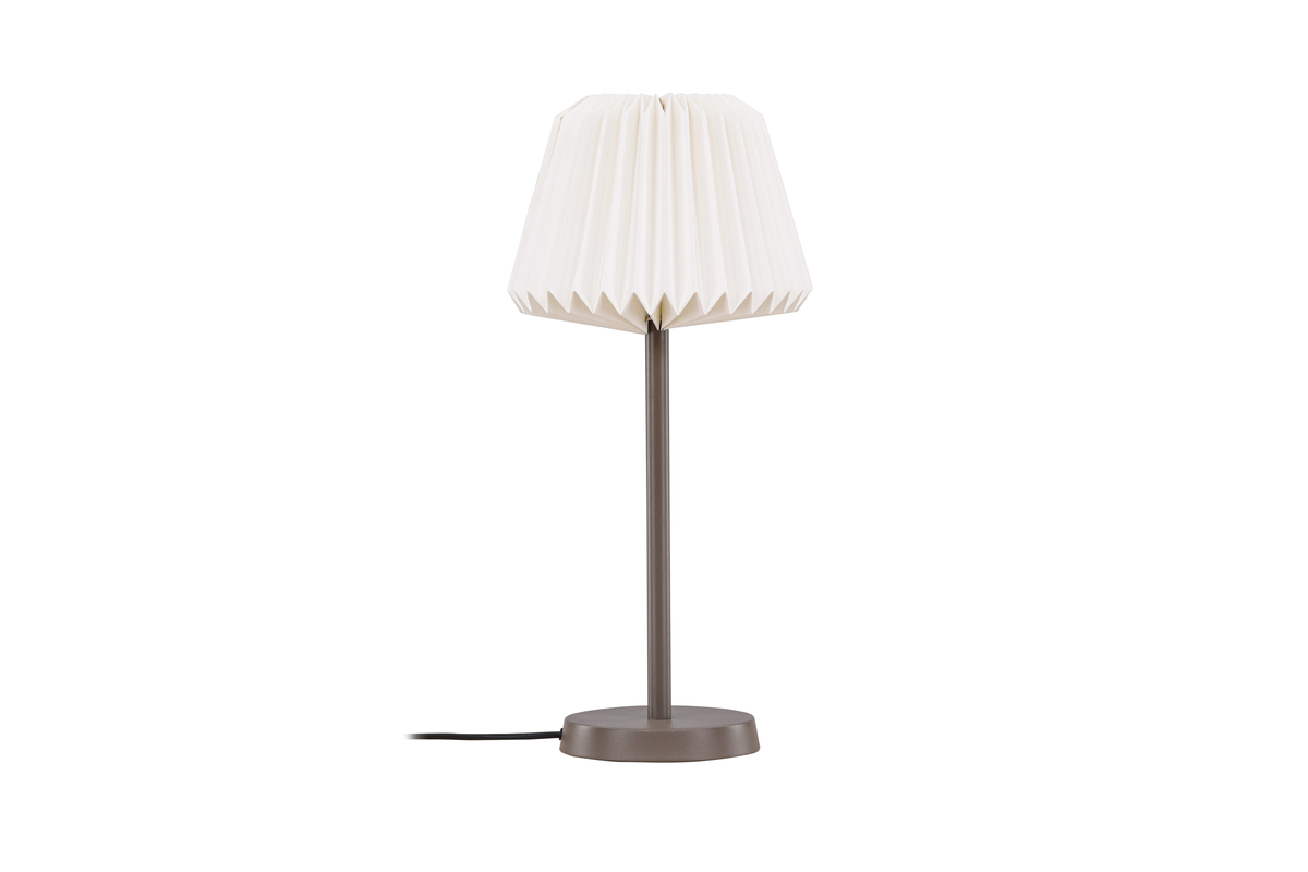 Tandådalen 50cm Marrón oscuro lámpara de mesa De Venture Design - Con un portal&aacute;mparas de acero marr&oacute;n oscuro y una pantalla de papel blanco plisado, esta l&aacute;mpara a&ntilde;ade un toque de dise&ntilde;o sofisticado a tu interior.