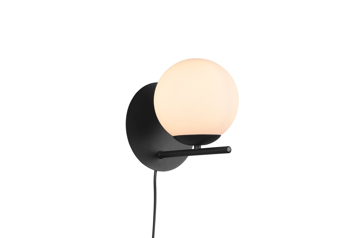 Pure Ø16 Negro lámpara de pared De Trio Lighting - Ya sea que prefiera un estilo de dise&ntilde;o interior claro y sencillo o algo m&aacute;s divertido, la l&aacute;mpara de pared PURE establece acentos decorativos y agrega un toque de elegancia a cualquier interior.