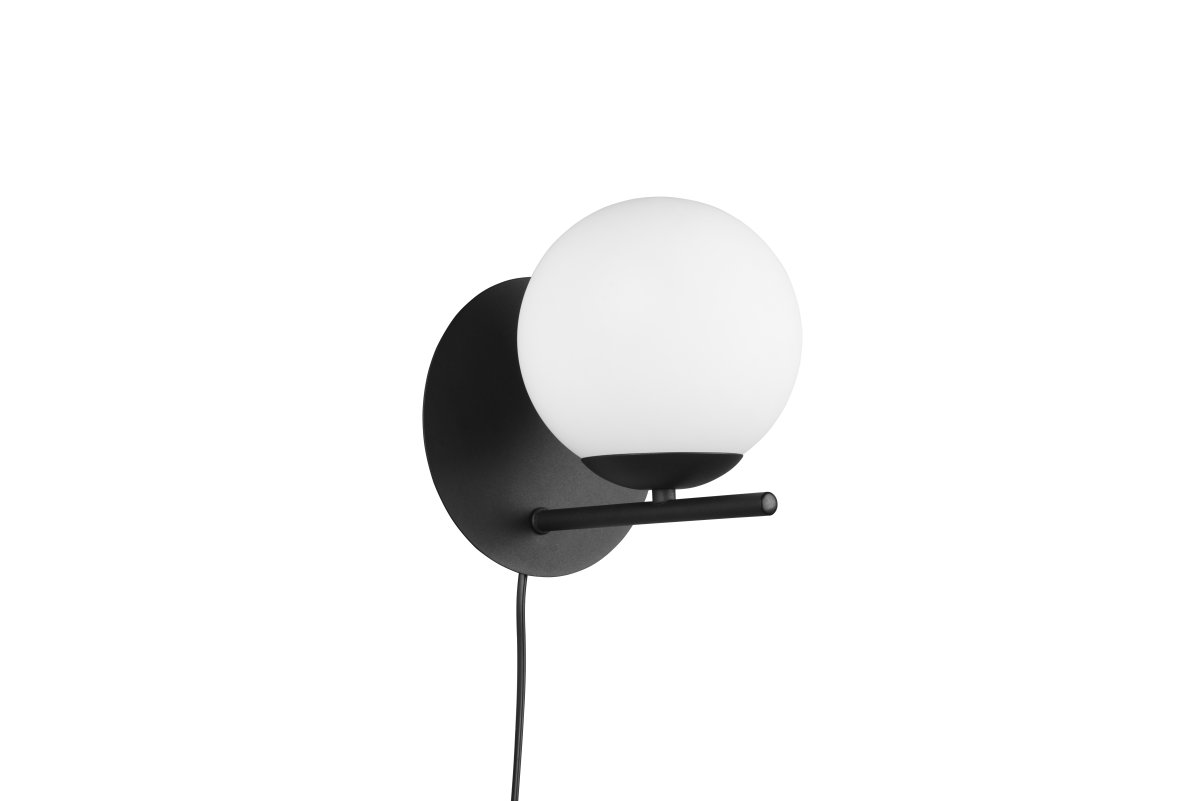 Pure Ø16 Negro lámpara de pared De Trio Lighting - Ya sea que prefiera un estilo de dise&ntilde;o interior claro y sencillo o algo m&aacute;s divertido, la l&aacute;mpara de pared PURE establece acentos decorativos y agrega un toque de elegancia a cualquier interior.