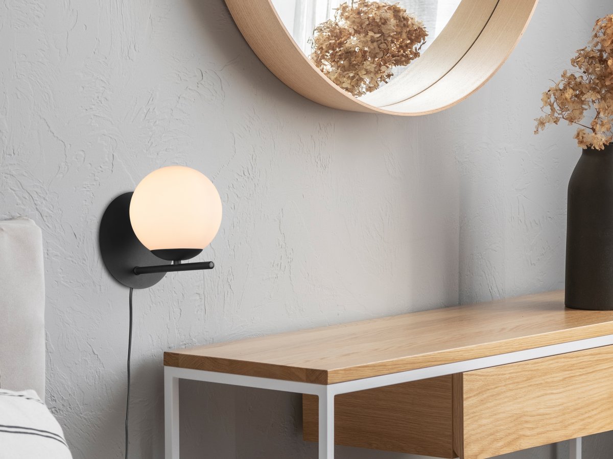 Pure Ø16 Negro lámpara de pared De Trio Lighting - Ya sea que prefiera un estilo de dise&ntilde;o interior claro y sencillo o algo m&aacute;s divertido, la l&aacute;mpara de pared PURE establece acentos decorativos y agrega un toque de elegancia a cualquier interior.