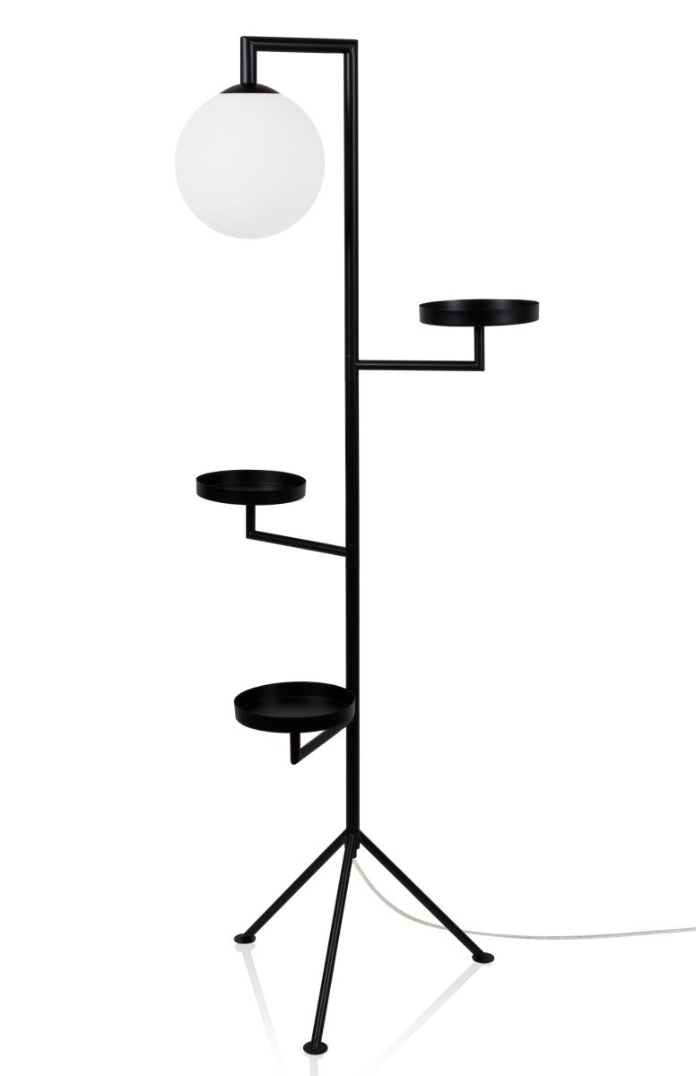 Astoria Negro lámpara de pie De Globen Lighting - Bandejas de color negro mate (D 18 cm) orientables y pantalla de cristal blanco opal.