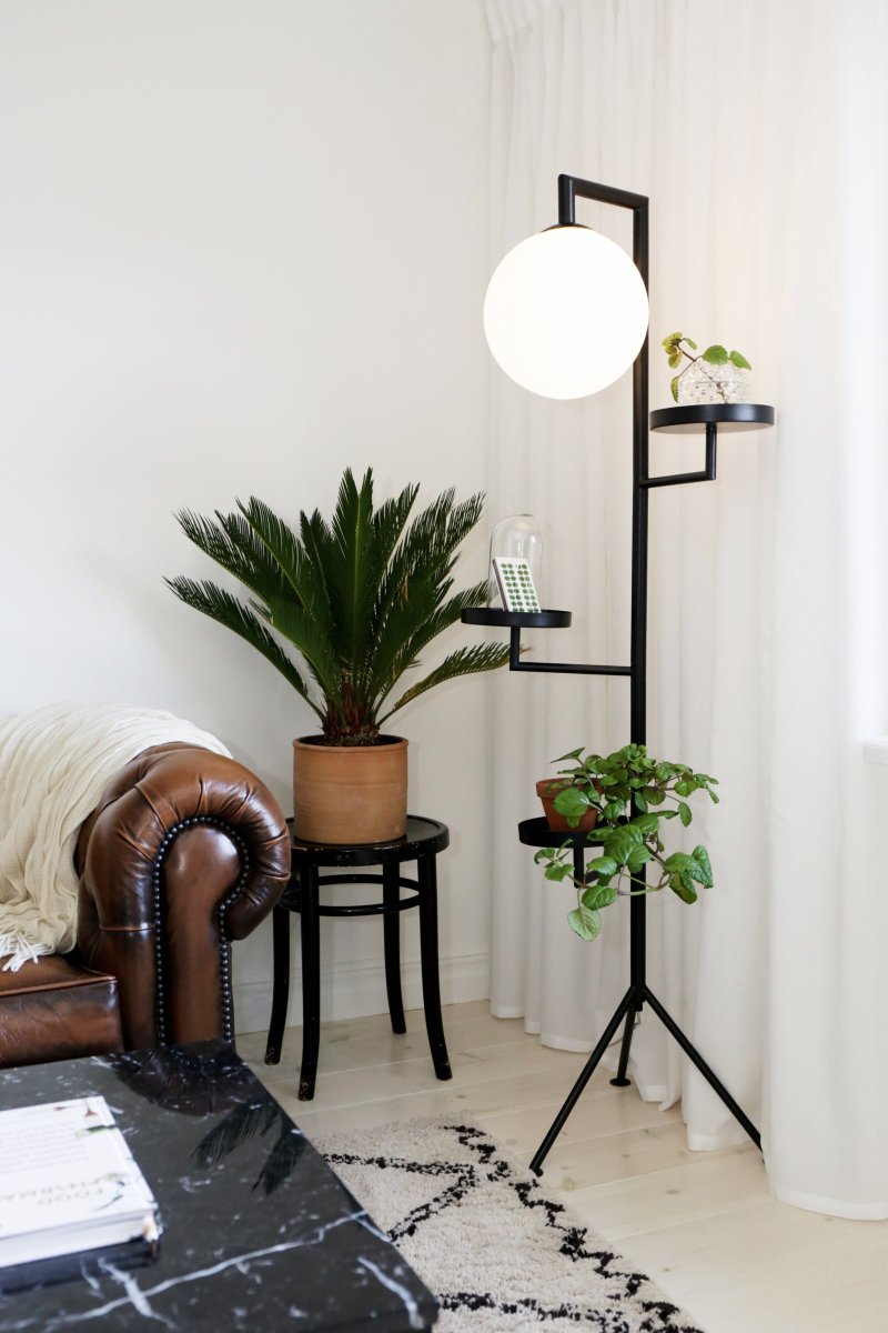 Astoria Negro lámpara de pie De Globen Lighting - Bandejas de color negro mate (D 18 cm) orientables y pantalla de cristal blanco opal.