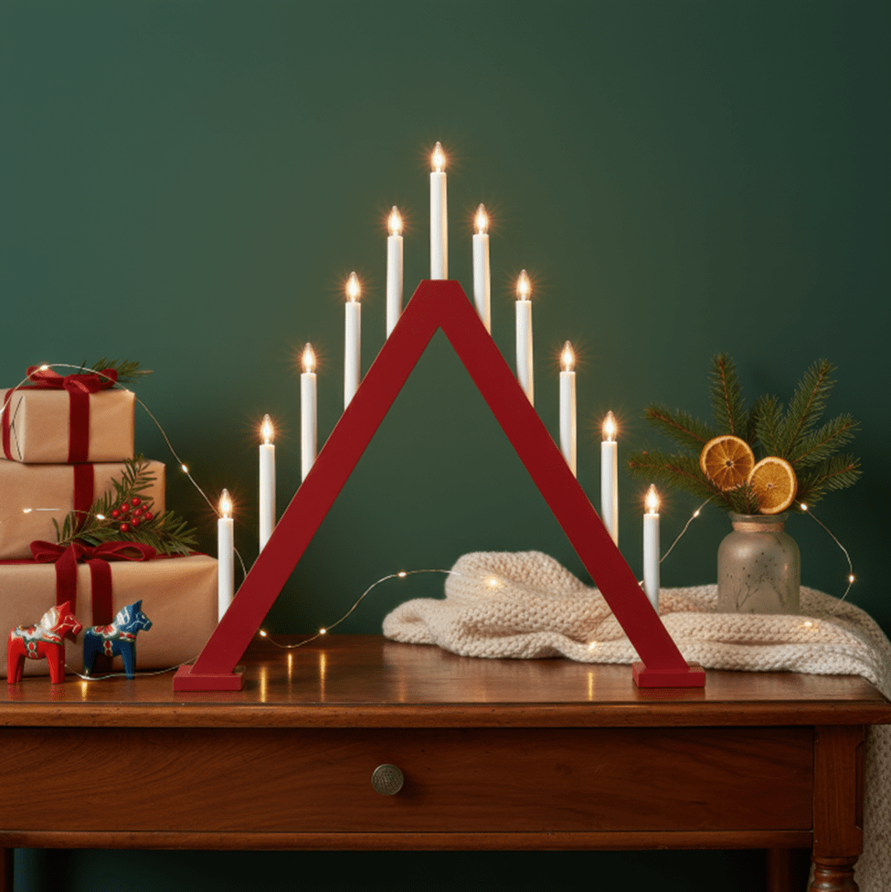 Nova 11 ROJO De Pixie Design - Nova es un cl&aacute;sico portavelas de madera con once velas en un hermoso tono rojo, que evoca las celebraciones navide&ntilde;as tradicionales.