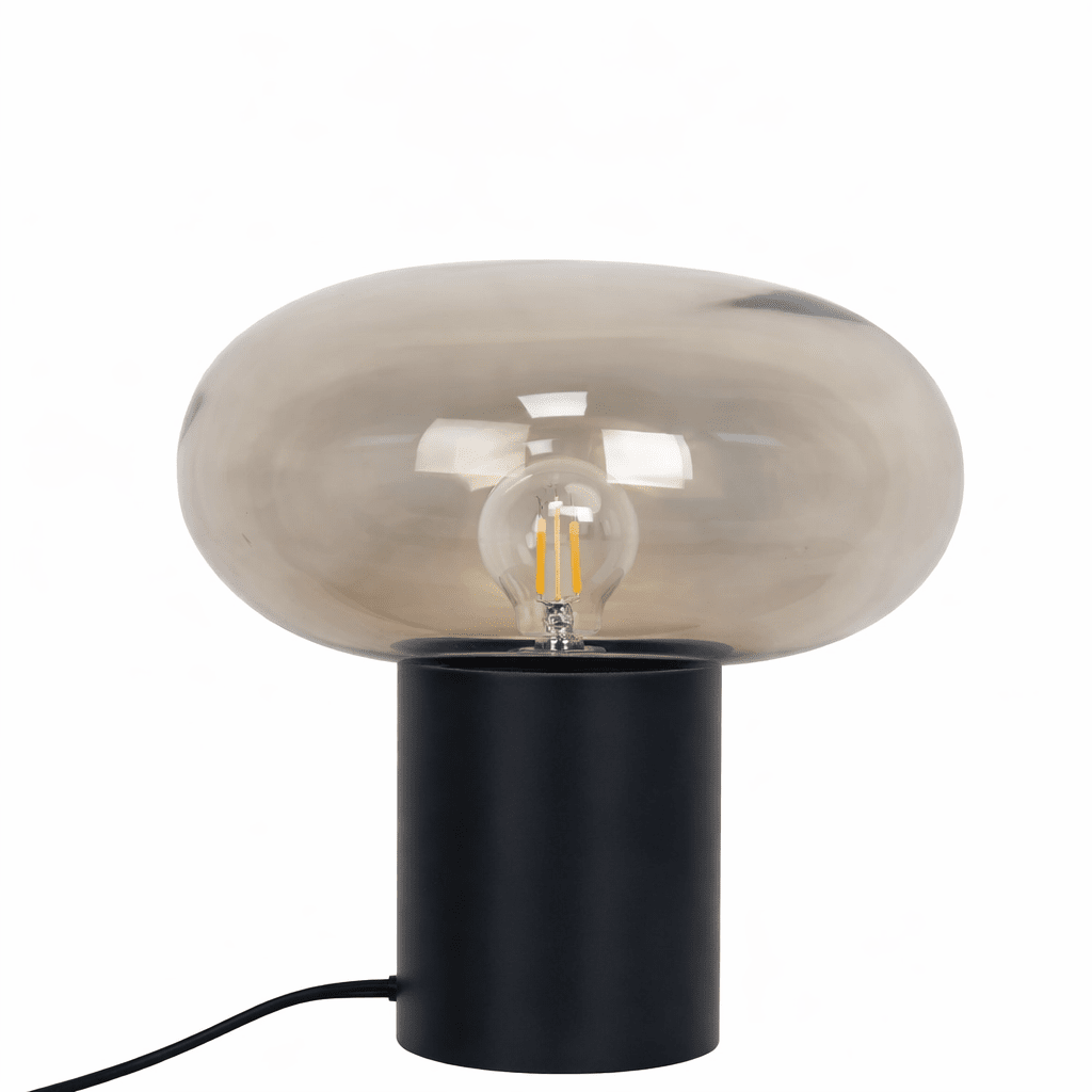 Alba 32cm Negro/ámbar lámpara de mesa De Nordic Lighting - Su base de metal negro le confiere una apariencia estable y sofisticada, mientras que la pantalla de cristal color &aacute;mbar crea una luz suave y ambiental.