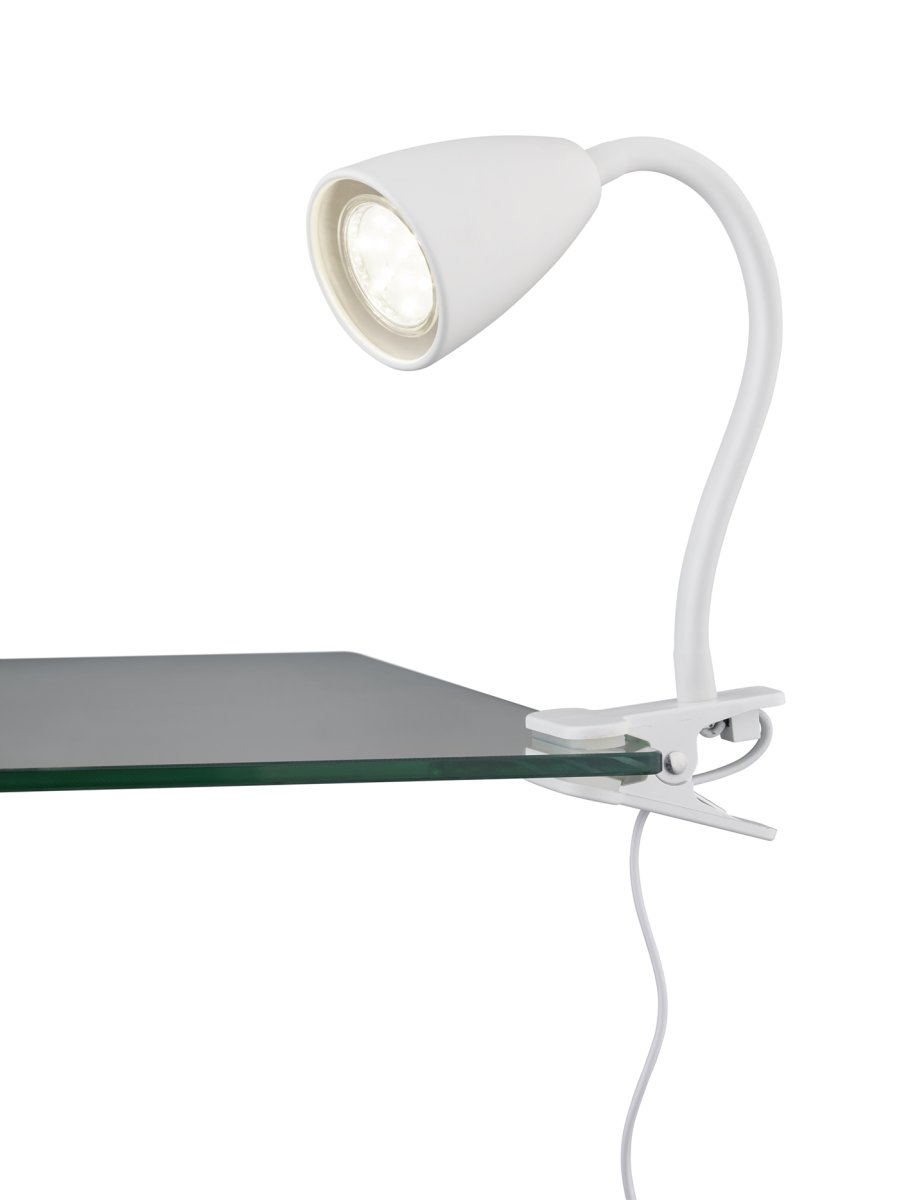 Wanda Blanco lámpara de pinza De Trio Lighting - Colocada correctamente en el escritorio o en el estante, la lámpara proporciona una iluminación óptima gracias a las opciones de ajuste flexibles del brazo de la lámpara.
