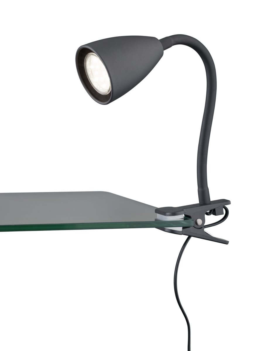 Wanda Negro lámpara de pinza De Trio Lighting - Colocada correctamente en el escritorio o en el estante, la lámpara proporciona una iluminación óptima gracias a las opciones de ajuste flexibles del brazo de la lámpara.