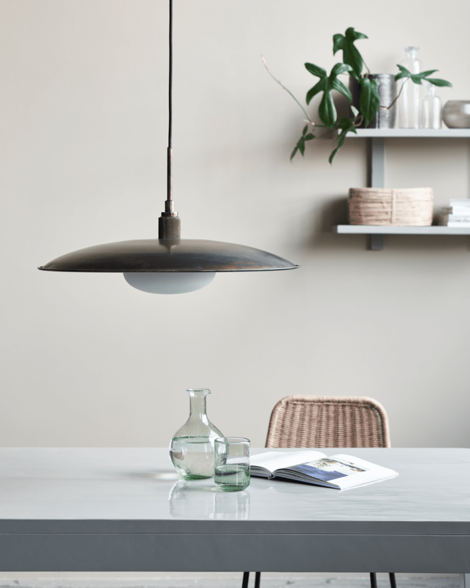 Boston Ø60 Marrón antiguo Lámpas de techo De House Doctor - Una lámpara de techo redonda como ésta es perfecta para una mesa de comedor y combina con todos los colores y estilos de interior.