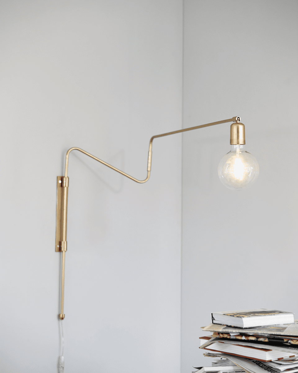 Swing 70cm Latón lámpara de pared De House Doctor - Swing de House Doctor es una hermosa l&aacute;mpara de pared con un aspecto innovador y hermoso en acabado de lat&oacute;n.